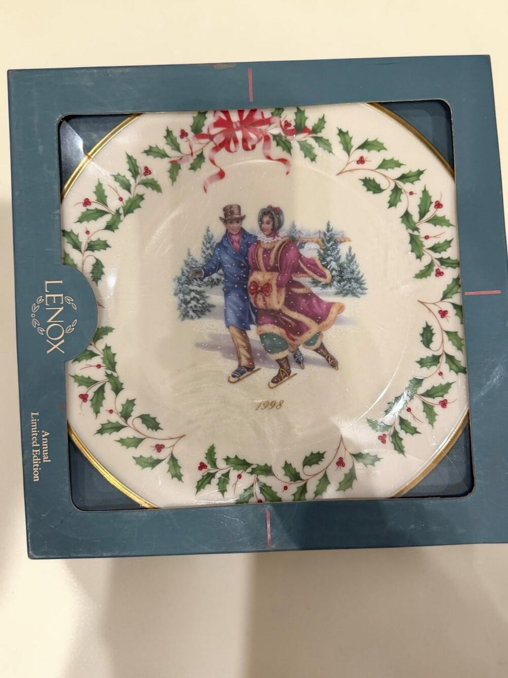 Lenox 1998 Annual Holiday Collector Plate Eighth in Series Ice Skaters in Box